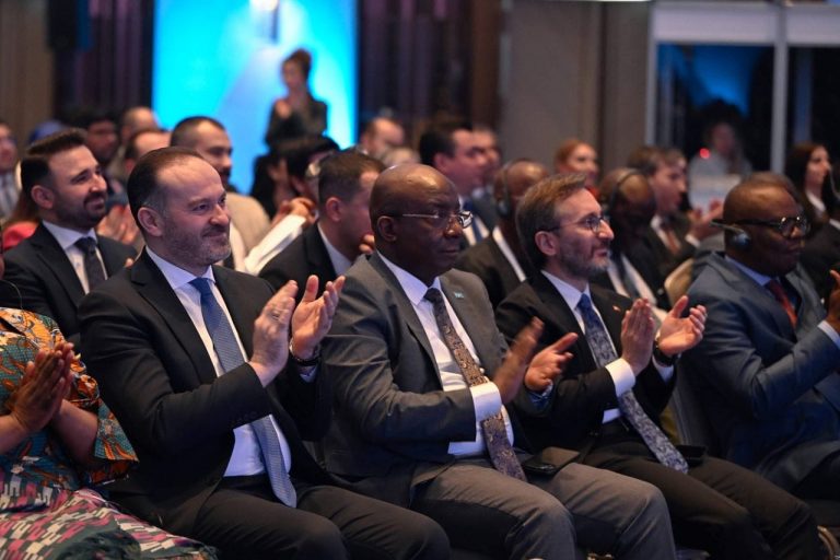 Wasiirka Warfaafinta XFS iyo Masuuliyiin katirsan Turkiga oo daah furay qeyb cusub oo lagu soo kordhiyay warbaahinta  caalamiga ee TRT World