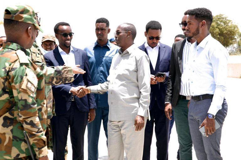 Guddoomiye Madaale oo uu wehliyo Taliye Kuxigeenka Ciidanka Xooga oo kormeer ku sameeyay qeybta Saalada Isbitaalka Xooga dalka Soomaaliyeed