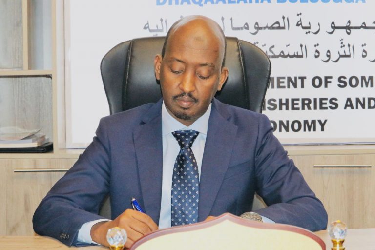 Wasiirka Kalluumegsiga XFS oo saxiixay xeerka bixinta shatiyada, kormeerka, iyo ilaalinta aagga dhaqaalaha gaarka ah iyo Maraakiibta Soomaaliyeed