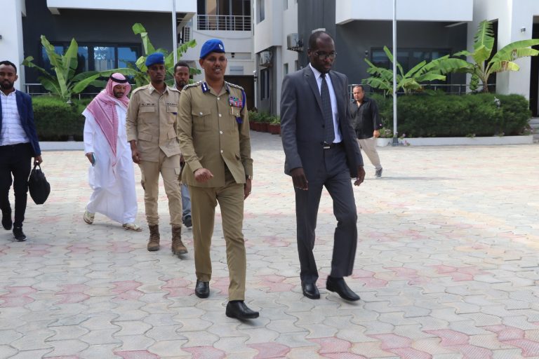 Taliyaha ciidanka Boliiska Soomaaliyeed oo booqday safaarada dowlada Sacuudiga  ee Muqdisho