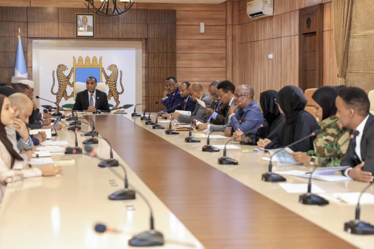 RW Xamse Cabdi Barre oo guddoomiyey shir looga hadlayey dardargelinta iyo hagidda xasillinta deegaannada Khawaarijta laga xoreeyey