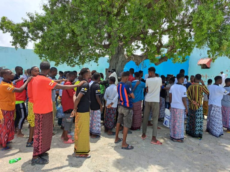 Maxaabiis fara badan oo maanta Xabsiyada Muqdisho laga sii daayay {Sawirro}