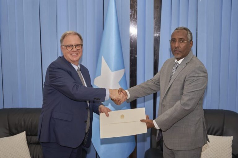 Wasiirka Arrimaha dibadda XFS oo waraaqaha aqoonsiga ka guddoomay Safiirka cusub ee Canada.