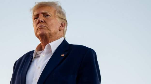 Trump oo u duulaya New York si maxkamad loo soo taago