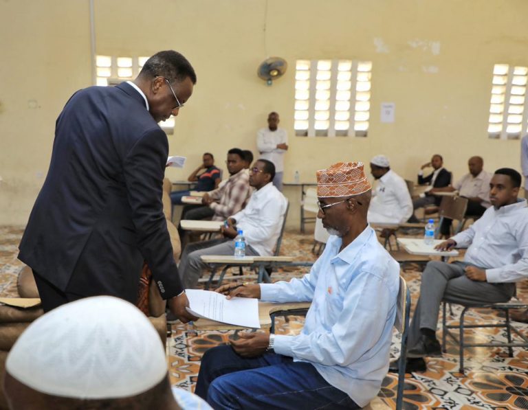 Wasiirka Cadaaladda XFS oo imtixaan u furay dad ka socda Nootaayooyinka. {SAWIRRO}