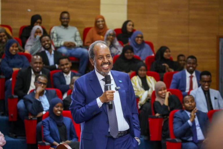 Madaxweyne Xasan Sheekh Oo Goob-Fagaare Ah Kaga Jawaabay Su’Aalaha Muwaadiniinta Soomaaliyeed