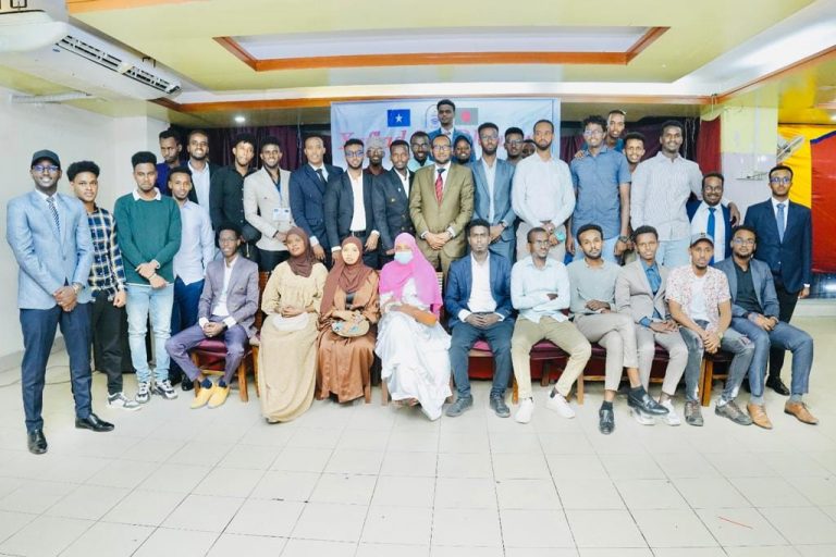 Safiirka JFS ee India oo dalka Bangladesh kulan kula qaatay ardayda Soomaaliyeed.