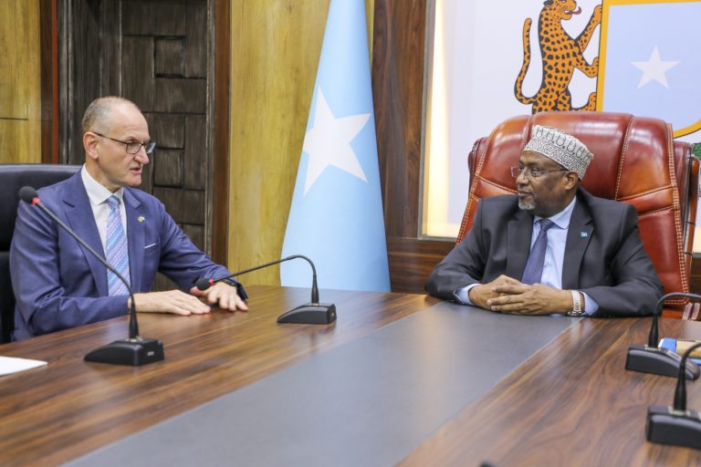 Guddoomiyaha golaha shacabka oo la kulmay safiirka Ingiriiska