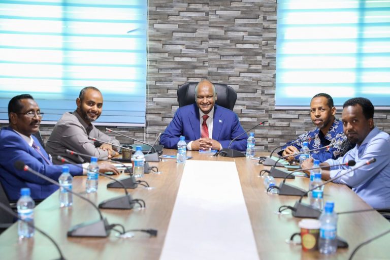 Guddiga ka talo bixinta wax ka bedelka mudo xileedka Labada Aqal ee Baarlamaanka Dalka ayaa  maanta xarunta guddoonka iyo guddiyada ee Villa Hargeysa ku yeeshay kulan  shir  ah