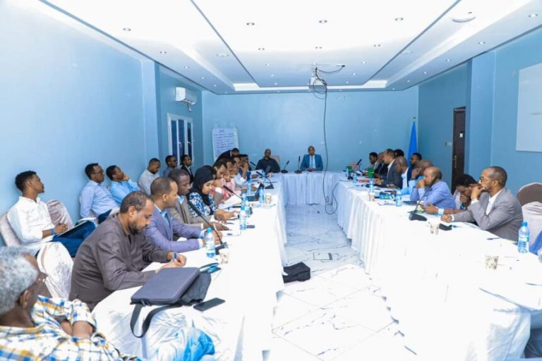 Wasiirka Caddaalada XFS oo furay kulan farsamo oo looga hadlayo howlgalinta hannaanka caddaaladda iyo Asluubta