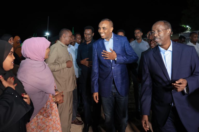 Ra’iisul Wasaare Xamse oo abaalmarinno guddoonsiiyay muwaaddiniin Khawaarijta si Geesinimo leh ula dagaalamay