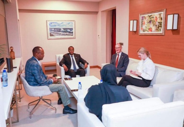 Madaxweynaha Hirshabeelle oo kulan la qaatay Safiirka UK u Fadhiya Muqdisho