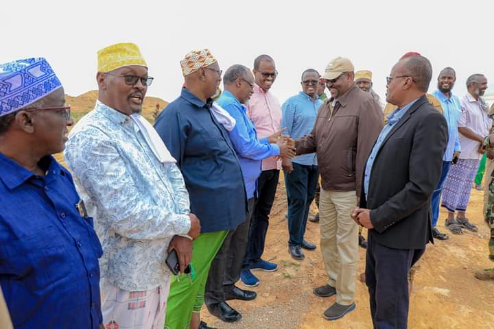 Madaxweynaha Puntaland oo dhagax dhigay wadadda isku xirta Garoowe iyo Garacad