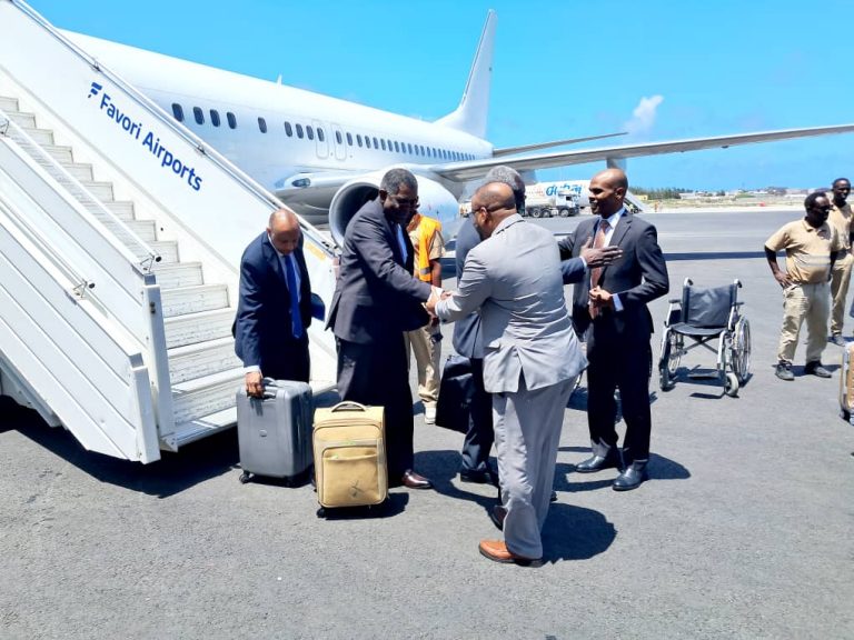 Wafdi ka socda Sudan oo soo gaaray Muqdisho. {SAWIRRO}