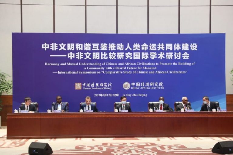 Safiirka JFS ee Shiinaha oo Ka qeybgalay shirweynaha caalamiga ah ee Qowmiyadaha Shiinaha iyo Afrika,”.