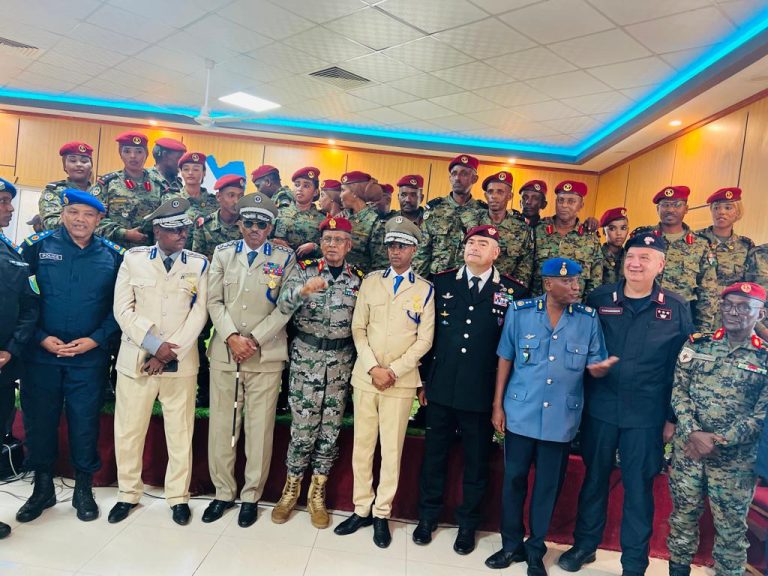 Taliye ku xigeenka Boliiska oo Jabuuti tababar ugu soo xiray cutubyo ka tirsan Boliiska. {SAWIRRO}