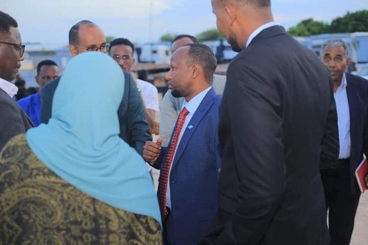 Wasiirka Caafimaadka XFS oo agab caafimaad ku wareejiyay dowlad goboleedyada