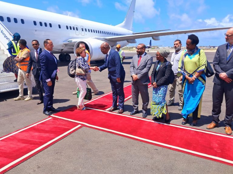 Wasiirka Wasaaradda Warfaafinta Mudane Daa’uud Aweys Jaamac iyo masuuliyiin kale oo dowladda ka tirsan ayaa Garoonka Diyaaradaha Aadan cadde  ku soo dhaweeyay Ergayga cusub ee Qaramada Midoobay