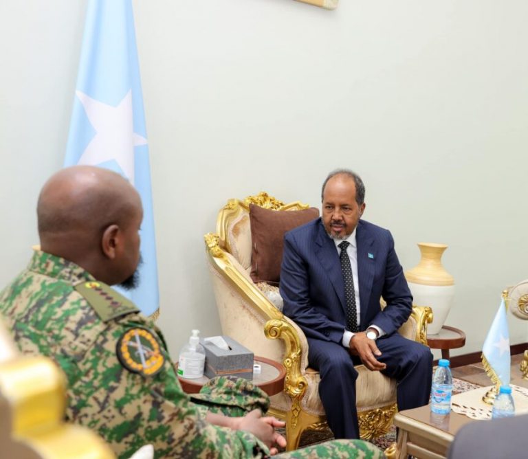 Madaxweyne Xasan Sheekh oo qaabilay ergay ka socda madaxweynaha Uganda