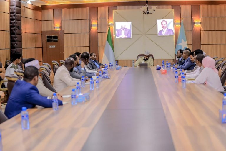 Madaxweynaha Jubbaland oo la kulmay agaasimayaasha guud ee wasaaradaha maamulkaas.