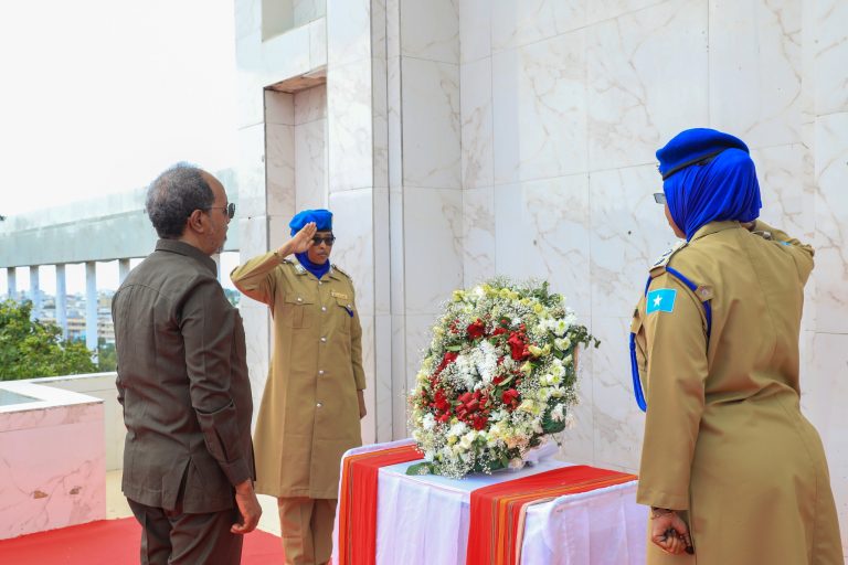Madaxweynaha JFS Mudane Xasan Sheikh Maxamud ayaa Ubax dhigay Taalada Dhagax tuur.