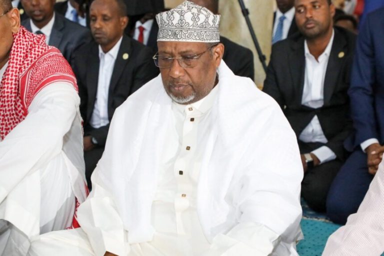 Guddoomiyaha Golaha Shacabka oo madax iyo boqolaal dadweyne ah salaadda ciidda kula tukaday Masjidka isbaheysiga Islaamka