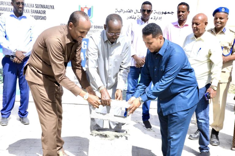 Guddoomiyaha Gobolka Banaadir Yuusuf Xuseen Jimcaale  ayaa  dhagax dhigey dib u casriyeenta darjiinka arbaca rukun ee degmada xamarweyne.