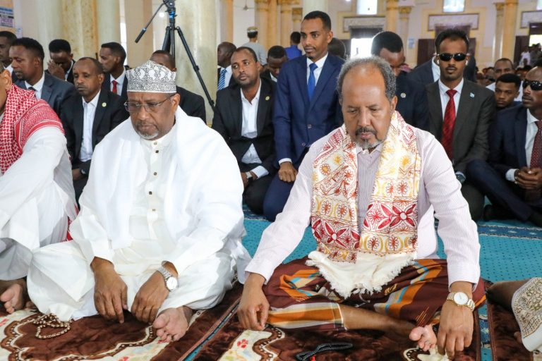 Madaxweynaha dalka oo boqolaal ka mid ah shacabka Muqdisho kula oogay Salaadda Ciidda Masjidka ishaysiga Islaamka