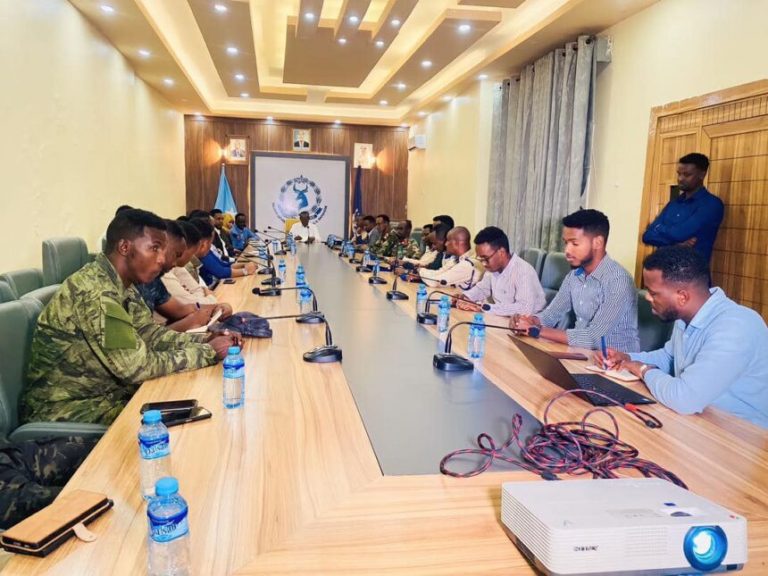 Duqa muqdisho oo shir guddoomiyay kulan looga hadlayay amniga