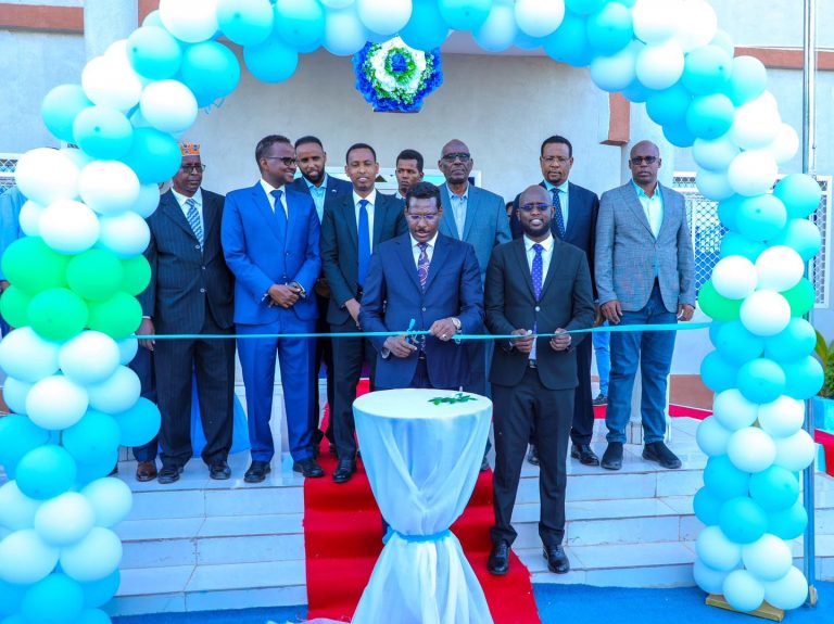 Madaxweynaha Galmudug oo xarigga ka jaray dhismaha cusub ee Wasaaradda Waxbarashadda Galmudug