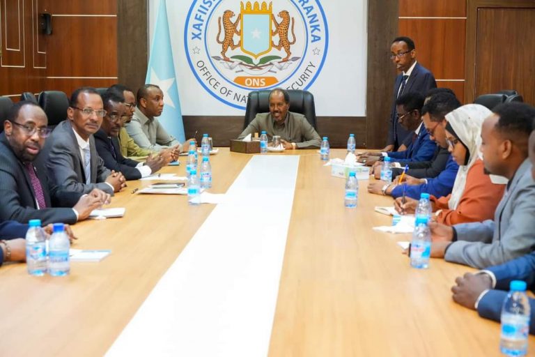 Madaxweyne Xasan Sheekh oo kulammo la qaatay xubnaha labada guddi ee dib u eegista Dastuurka