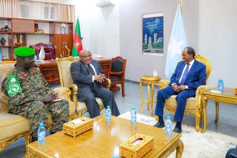 Madaxweyne Xasan Sheekh iyo Wakiilka Midowga Afrika ee Soomaaliya oo ka wada hadlay habraaca dhimista ciidamada ATMIS