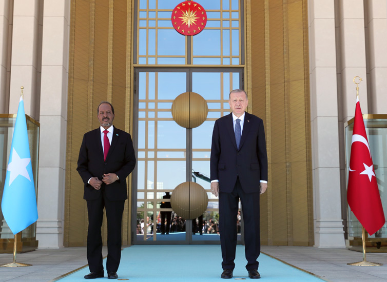 Madaxweyneyaasha Soomaliya iyo Turkiga oo khadka Telefone-ka ku wada xiriiray