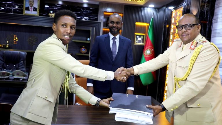 Taliyaha cusub ee ciidanka xoogga dalka oo xilka la wareegay+Sawirro