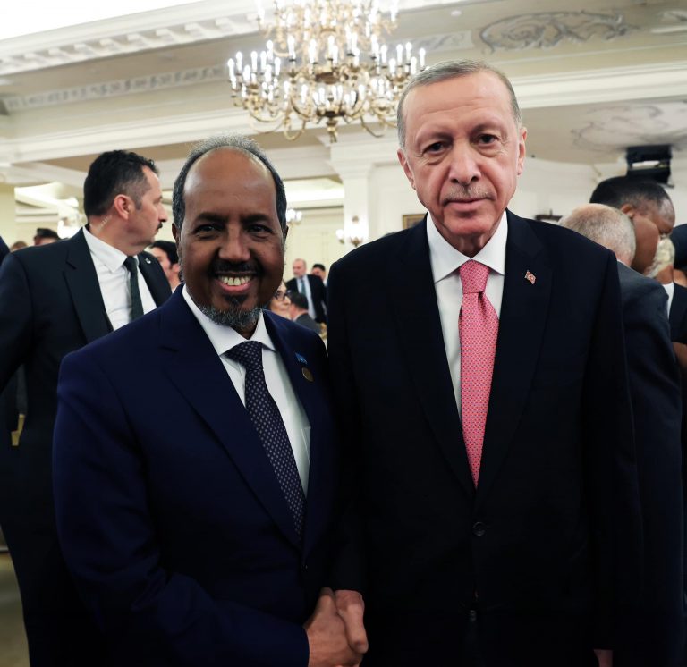 Madaxweyne Xasan Sheekh oo ka qeyb galay caleemo-saarka madaxweyne Erdogan