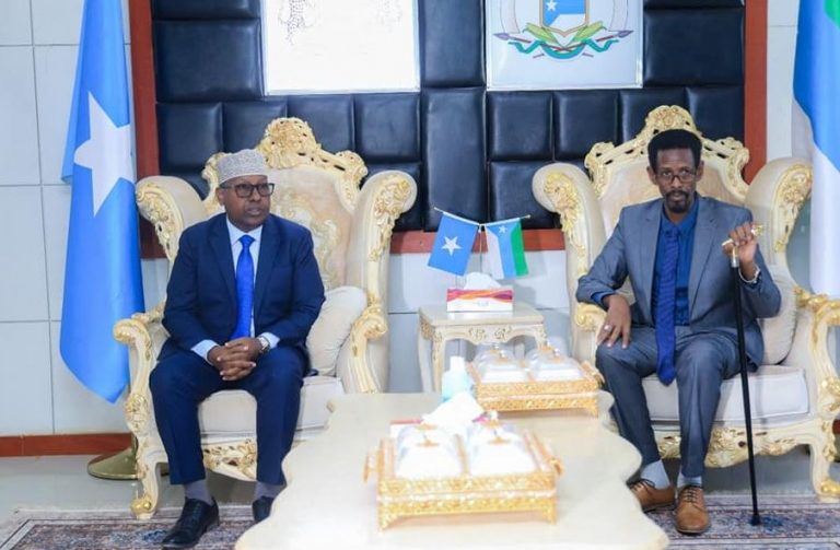 Wasiirka arrimaha gudaha Axmad Macalin Fiqi oo gaaray Kismaayo