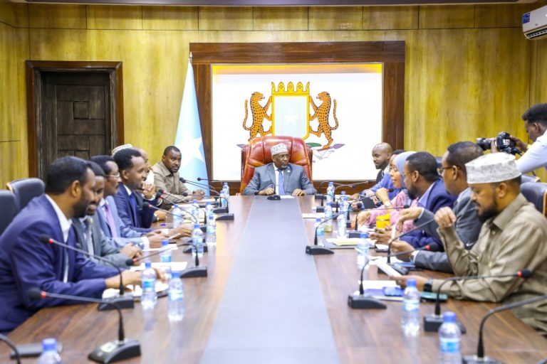 guddoomiye sheekh aadan madoobe oo shir guddoomiyey kulanka guddiga joogtada ee golaha shacabka