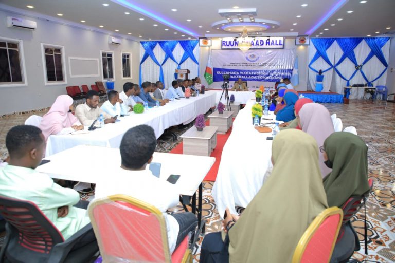 Ergayga Madaxweynaha ee Arrimaha Somaliland oo Baydhabo kula kulmay qeybaha Bulshada.