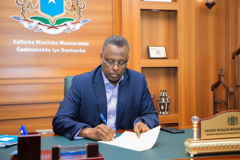 Wasiirka Cadaaladda XFS oo saxiixay Siyaasadda da’da carruurta ee Qaranka