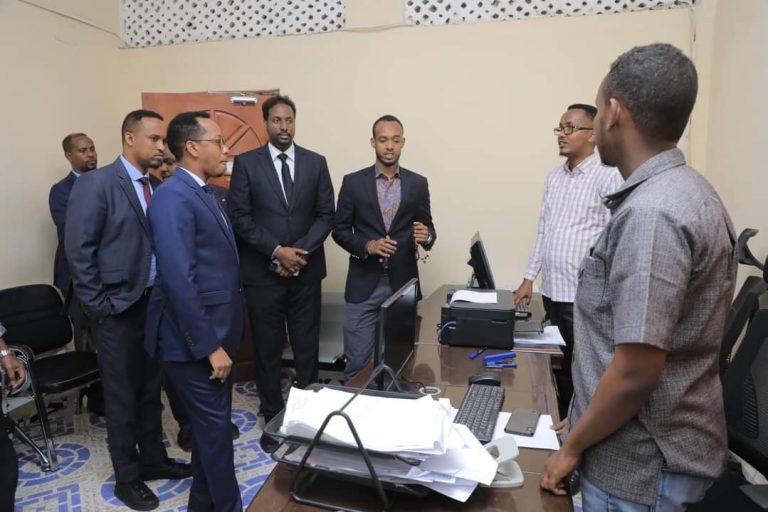 Agaasimaha Guud ee Hay’adda Socdaalka iyo Jinsiyadda Soomaaliyeed oo kormeeray xarumaha bixinta adeegyadda Baasaboorka