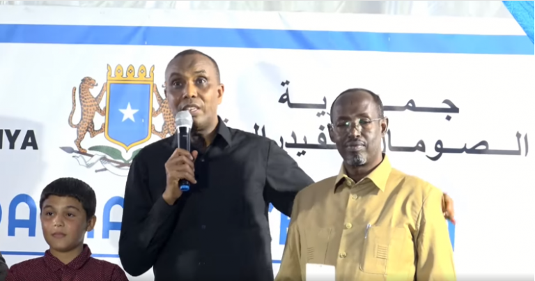 Ra’iisul Wasaare Xamsa oo shahaado sharaf guddoonsiiyay Wiil Suuriyaan ah