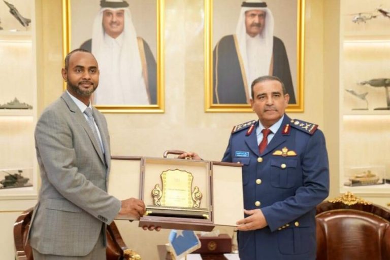 Wasiirka Difaaca dalka oo la kulmay taliyaha Militariga dalka Qatar