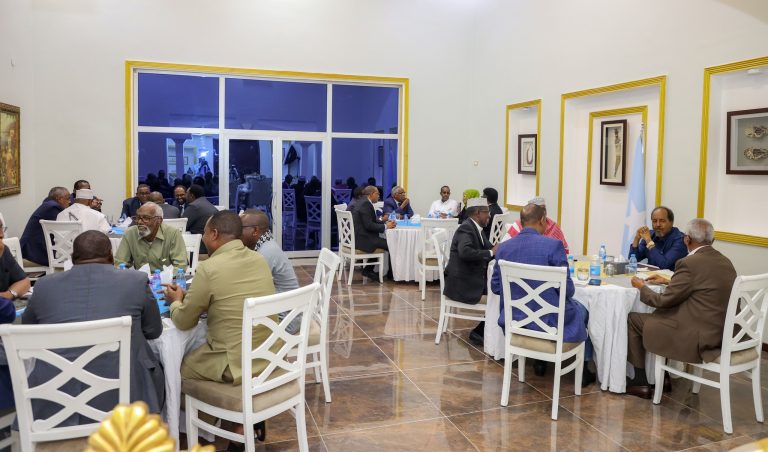 Madaxweynaha JFS oo kulan casho sharaf ah ku maamuusay madaxda iyo mas’uuliyiinta ka qeybgalay shirkii Wadatashiga