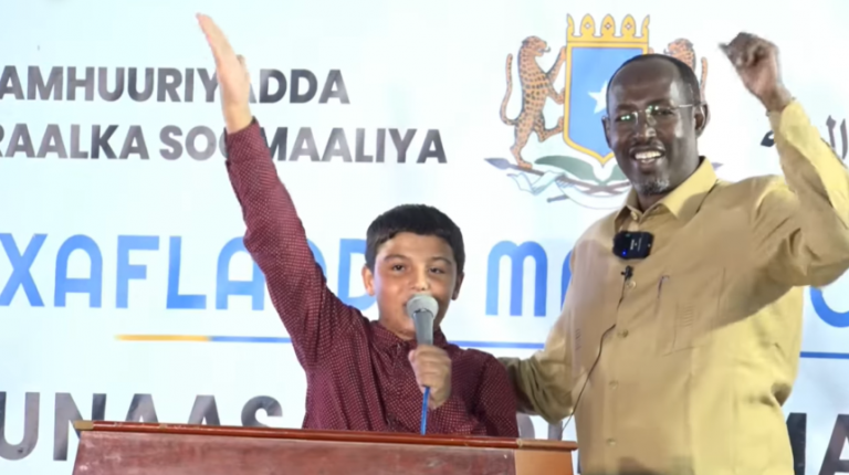 Duqa Muqdisho oo tabarucaad dhaqaale u ballan qaday Wiil Suuriyaan ah