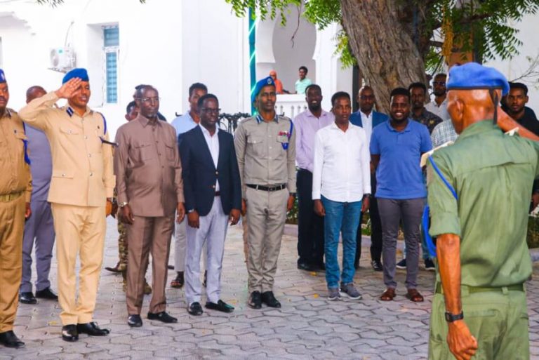 Taliyaha Ciidanka Booliiska iyo Guddoomiyaha Gobolka Banaadir oo kormeeray Ciidanka Birmadka