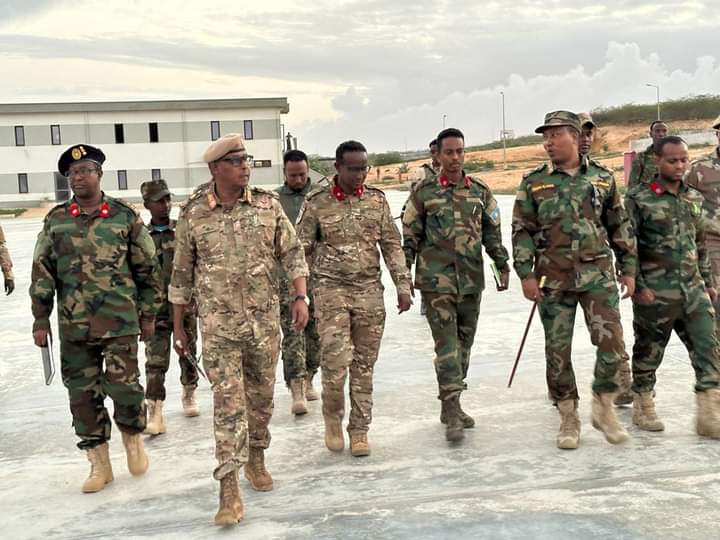 Taliyaha Ciidanka Xoogga Dalka oo kormeeray qaar kamid ah Xerooyinka lagu tababaro ciidanka xoogga