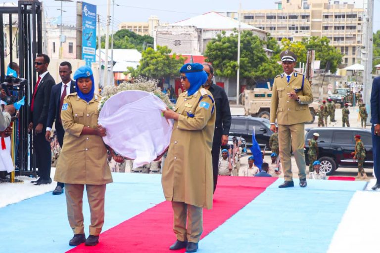 Madaxweyne Xasan Sheekh oo Ubax dhigay Daljirka Daahsoon