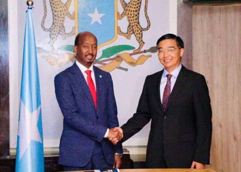 Wasiirka Kalluumeysiga iyo Dhaqaalaha  XFS oo kulan la qaatay danjiraha dowladda China ee Soomaaliya