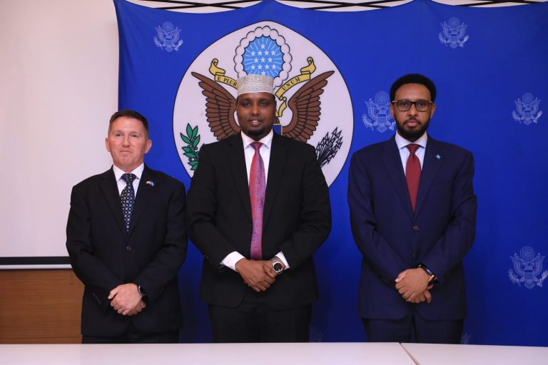 Soomaaliya iyo Mareykanka oo kala saxiixday heshiis hormarineed