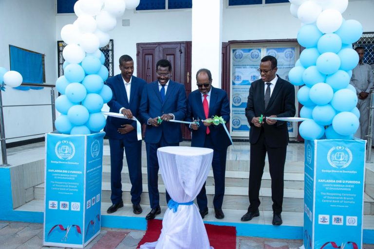 Sawirro: Madaxweynaha JFS, Madaxweynaha Galmudug iyo Gudoomiyaha Bankiga Dhexe oo xariga ka jaray Laanta Bankiga ee Galmudug